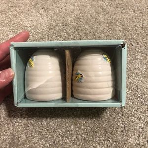 NWT Bee Salt and Pepper Shakers 🐝